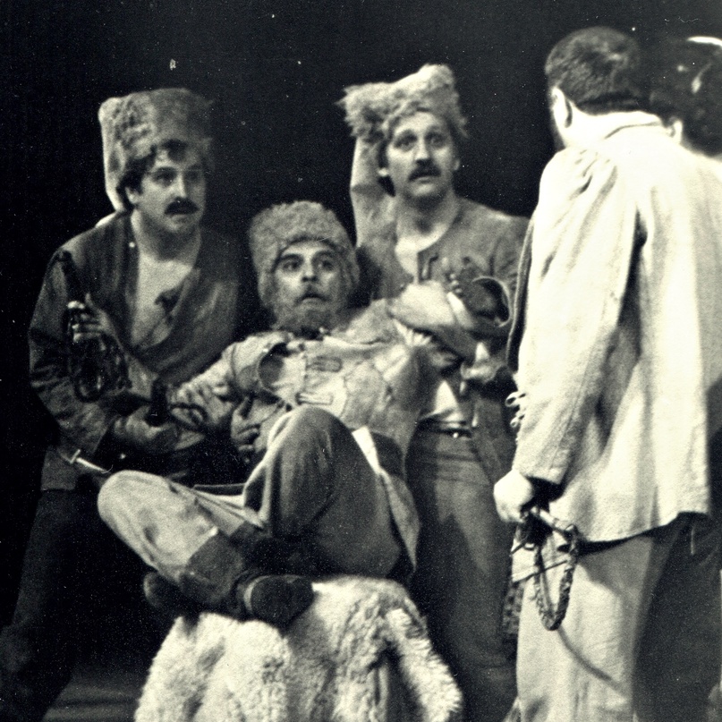 Михаил Бушнов в роли Стыря (в центре) в спектакле «Я пришел дать вам волю», 1979.