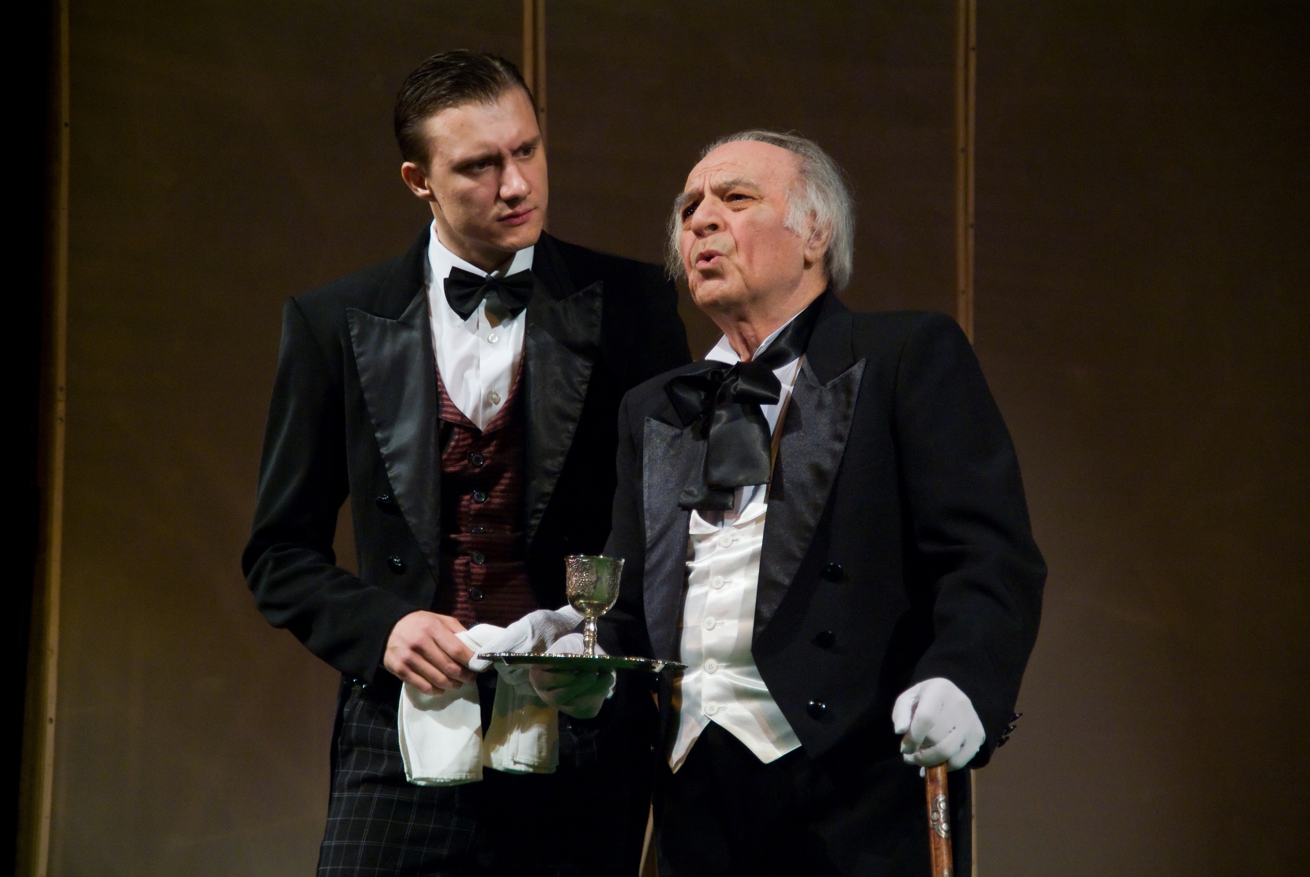 Михаил Бушнов (Фирс) и Роман Гайдамак (Яша) в спектакле «Вишневый сад», 2009.