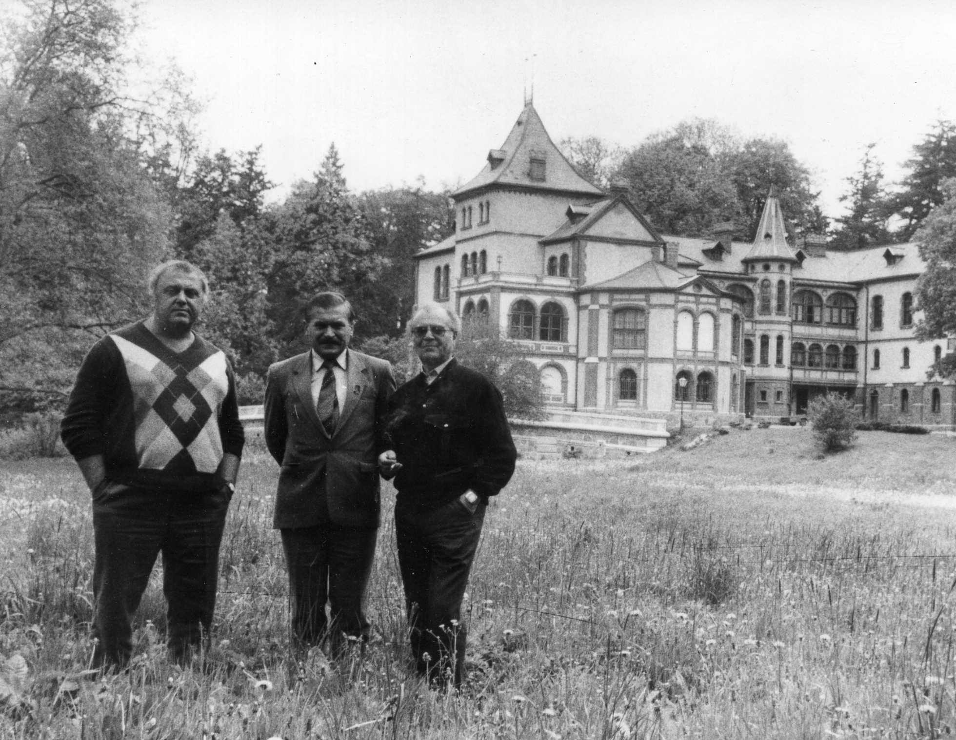 Игорь Богодух, Николай Сорокин и Михаил Бушнов у Голухувского замка, на гастролях в Польше.