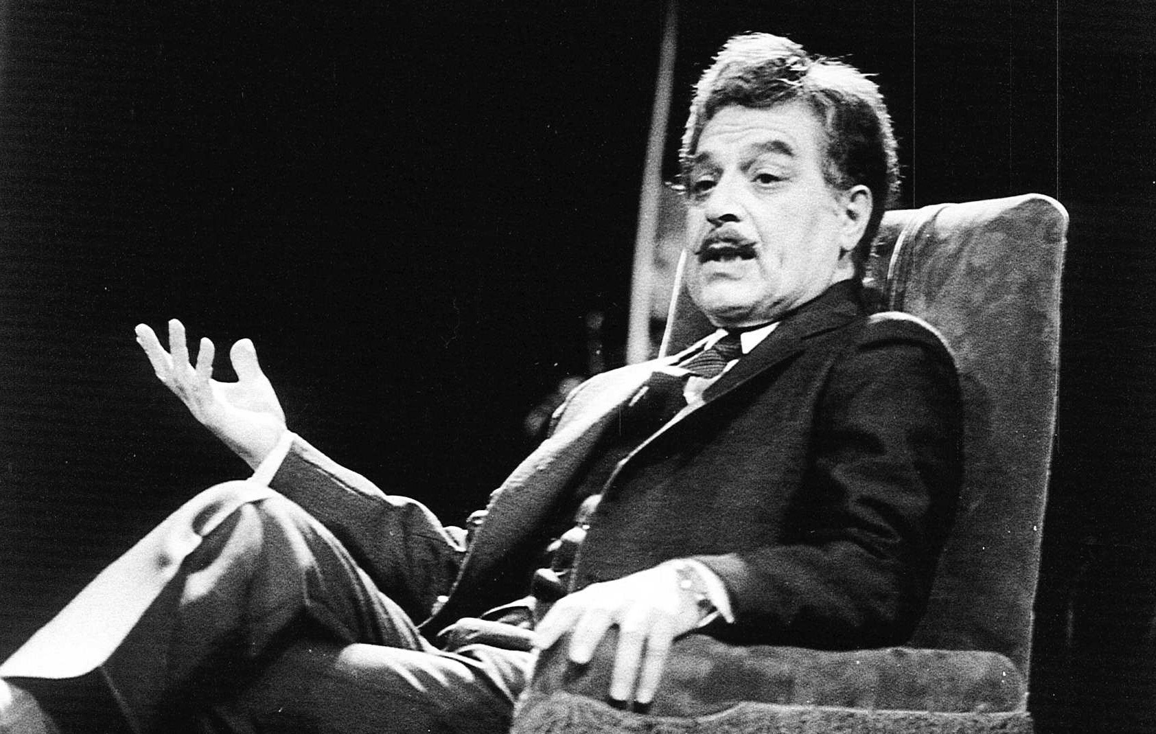 Михаил Бушнов в роли Амилькара в спектакле «Мсье Амилькар платит», 1984.