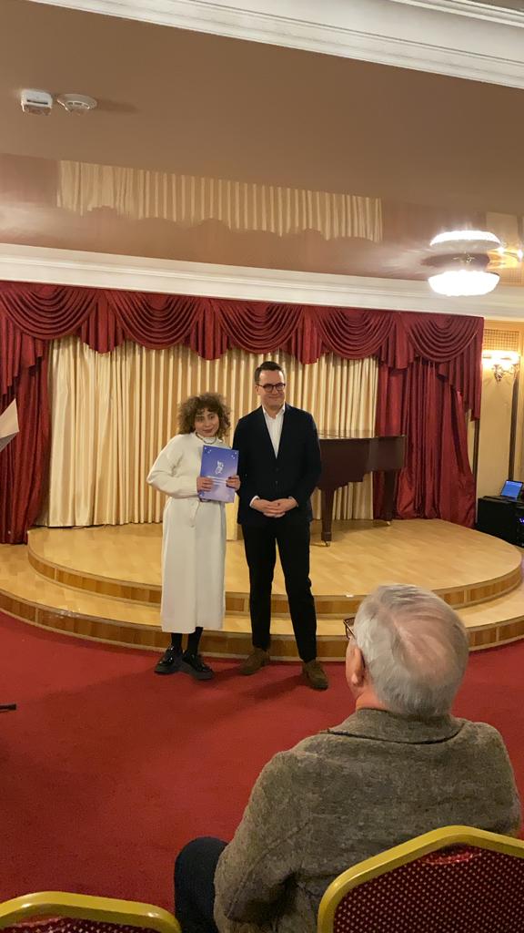 К.Р. Казарова на вручении сертификата о прохождении обучения